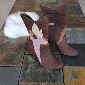 NWT -  HEELED SUEDE BOOT, size 6